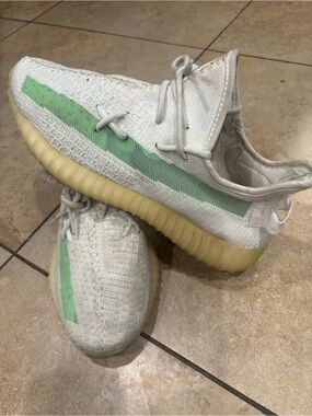 Adidas Yeezy Boost 350 V2 Chancing Color-way  Light Green Man Size 9.5
